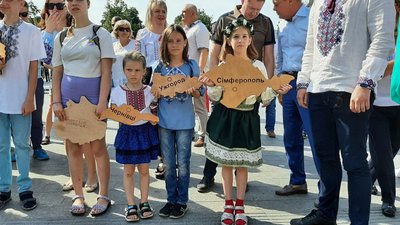 У Львові діти з різних областей склали карту України з дерев’яних пазлів У Львові діти з різних областей склали карту України з дерев’яних пазлів