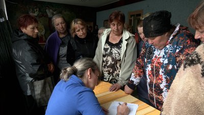 Люди збирають підписи Люди збирають підписи