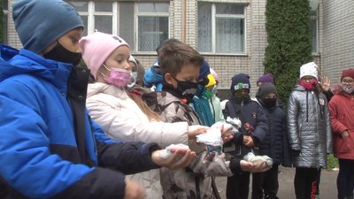 Діти принесли з дому відпрацьовані батарейки, лампочки та тару від побутової хімії. Фото: Суспільне Поділля Діти принесли з дому відпрацьовані батарейки, лампочки та тару від побутової хімії. Фото: Суспільне Поділля