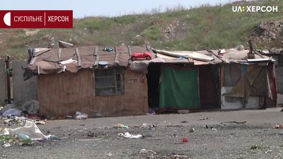 Життя заробітчан на сміттєзвалищі в Херсоні (репортаж) Життя заробітчан на сміттєзвалищі в Херсоні (репортаж)