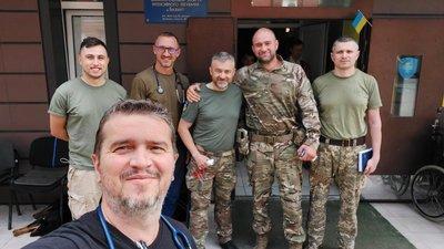 Військовий лікар Олег Токарчук з колегами у Бахмутському госпіталі Військовий лікар Олег Токарчук з колегами у Бахмутському госпіталі