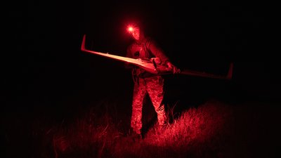 Військовий екіпажу розвідувального дрона "Домаха" несе борт у укриття після повернення