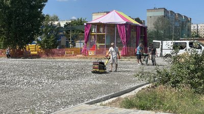 Майданчик для скейтпарку у Полтаві засипають щебенем Майданчик для скейтпарку у Полтаві засипають щебенем