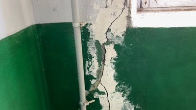 У Миколаєві вибухові хвилі призвели до тріщін у багатоповерхівці У Миколаєві вибухові хвилі призвели до тріщін у багатоповерхівці
