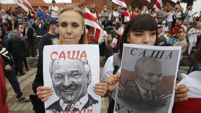 Ходив з автоматом і дякував силовикам. З'явилася реакція Лукашенка на "Марш за вільну Білорусь"