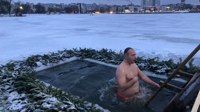 Чоловік хреститься після занурення у воду, Хмельницький, 6 січня 2026
