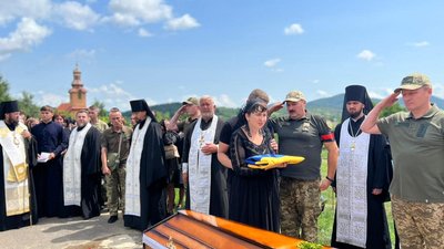 На Закарпатті попрощалися із полеглим на війні медиком Володимиром Вудмаском На Закарпатті попрощалися із полеглим на війні медиком Володимиром Вудмаском