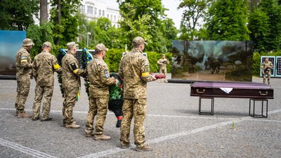 У Дніпрі попрощалися з загиблим десантником Михайлом Новіковим У Дніпрі попрощалися з загиблим десантником Михайлом Новіковим