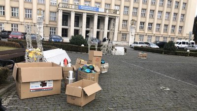 Обласну ялинку почали прикрашати на Закарпатті Обласну ялинку почали прикрашати на Закарпатті