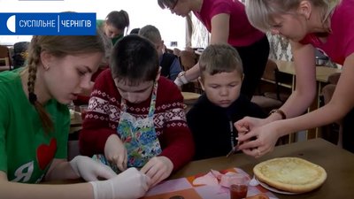 У Новгороді-Сіверському старшокласники навчали дітей з інвалідністю куховарити