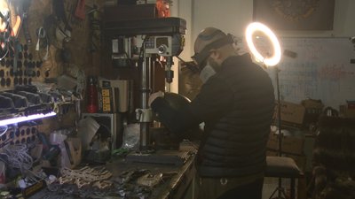 Чоловіки вдосконалюють шоломи у власній майстерні Чоловіки вдосконалюють шоломи у власній майстерні