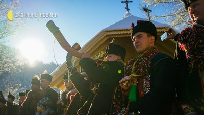 "Проживіть. Прослухайте, прочуйтеся!". Репортаж про коляду й Різдво в Криворівні "Проживіть. Прослухайте, прочуйтеся!". Репортаж про коляду й Різдво в Криворівні