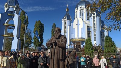 У Вінниці відкрили перший у світі пам'ятник Любомиру Гузару У Вінниці відкрили перший у світі пам'ятник Любомиру Гузару