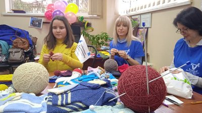 У Кривому Розі в`яжуть рекордний "Плед тисячі сердець" для допомоги передчасно народженим дітям