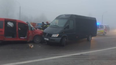 Біля Рівного масова ДТП, в тумані зіткнулось сім машин Біля Рівного масова ДТП, в тумані зіткнулось сім машин