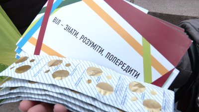 "Дуже важливо тестуватись якомога частіше. Бо це та хвороба, яка не має симптомів на початковій стадії. А довге й повноцінне життя з ВІЛ можливе лише за умови ранньої діагностики", — розказує керівниця проєкту.