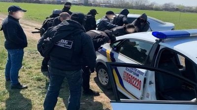 Двох одеських поліцейських затримали під час отримання хабара, їх підозрюють у збуті наркотиків Двох одеських поліцейських затримали під час отримання хабара, їх підозрюють у збуті наркотиків