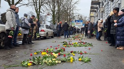 У Дніпрі попрощалися з двома лікарками-волонтерками, загиблими під час ракетного удару по будинку У Дніпрі попрощалися з двома лікарками-волонтерками, загиблими під час ракетного удару по будинку