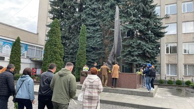 Покладання квітів до пам`ятника Героям Небесної сотні Покладання квітів до пам`ятника Героям Небесної сотні