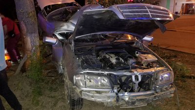 На Закарпатті "Мерседес" в’їхав у дерево: двоє пасажирів травмовані, водій у лікарні помер На Закарпатті "Мерседес" в’їхав у дерево: двоє пасажирів травмовані, водій у лікарні помер