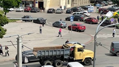 У Харкові електроопора впала на автомобіль У Харкові електроопора впала на автомобіль