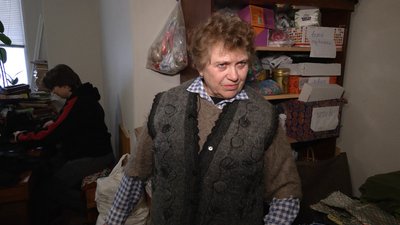 "Навколо йшли танки, а ми плели сітки": як на Чернігівщині бахмацькі волонтери допомагають військовим "Навколо йшли танки, а ми плели сітки": як на Чернігівщині бахмацькі волонтери допомагають військовим