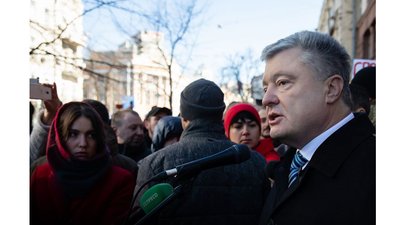 "Ми не будемо брати участь у шоу". Порошенко сходив на допит до ДБР