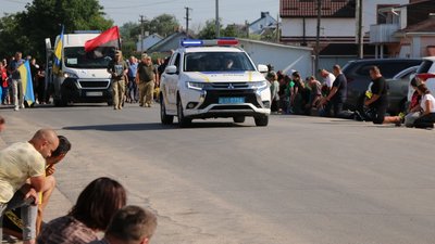 У громаді люди зустрічають бійця Олега Ярмолюка "живим" коридором