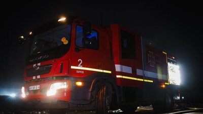 Пожежна машина біля місця влучання росіян по Основ'янському району Харкова, 4 грудня 2025