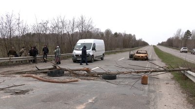"Голими руками дістала з грудей кулю": жителі окупованого Льгову врятували жінку "Голими руками дістала з грудей кулю": жителі окупованого Льгову врятували жінку