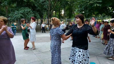 Танцюють всі: на Черкащині для людей поважного віку проводять танцювальні вечори Танцюють всі: на Черкащині для людей поважного віку проводять танцювальні вечори