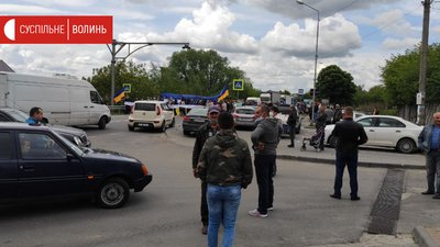 "Нас треба почути". Волинська громада перекрила дорогу, бо проти об’єднання з Луцьком "Нас треба почути". Волинська громада перекрила дорогу, бо проти об’єднання з Луцьком