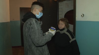 Волонтери з Черкас приготували та передали пенсіонерам 30 банок варення Волонтери з Черкас приготували та передали пенсіонерам 30 банок варення