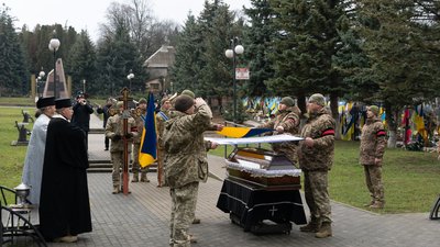 В Ужгороді попрощалися із полеглим захисником Мирославом Бреньом В Ужгороді попрощалися із полеглим захисником Мирославом Бреньом