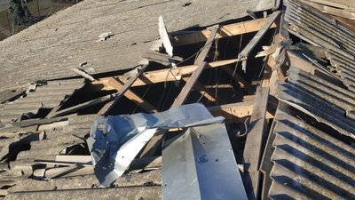 удар по багатоповерхівці у Нікополі, дрон пробив дах