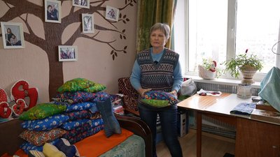 Кропивничанка пошила за рік на фронт понад 1500 подушок