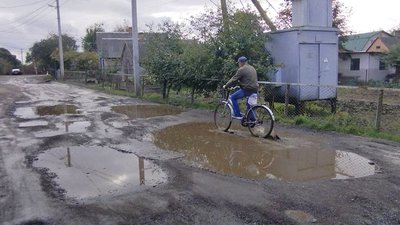 "Скоро ями будуть по пояс": мешканці мікрорайону в Луцьку скаржаться на погану дорогу "Скоро ями будуть по пояс": мешканці мікрорайону в Луцьку скаржаться на погану дорогу