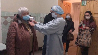 Після травневих свят пункти щеплення на Хмельниччині відновили роботу і стали приймати пацієнтів. Фото: Суспільне. Поділля. Після травневих свят пункти щеплення на Хмельниччині відновили роботу і стали приймати пацієнтів. Фото: Суспільне. Поділля.