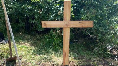 У Козачій Лопані поховали у дворі чоловіка, який загинув внаслідок удару FPV-дроном