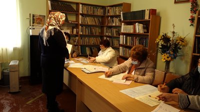 З дотриманням дистанції та спецкабінкою: голосування на дільниці в Івано-Франківської ОТГ З дотриманням дистанції та спецкабінкою: голосування на дільниці в Івано-Франківської ОТГ