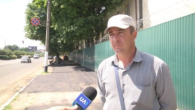 У Житомирі на вулиці Грушевського комунальники ремонтують тротуари У Житомирі на вулиці Грушевського комунальники ремонтують тротуари