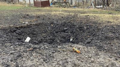Місце влучання російського боєприпасу в Старовірівці Купʼянського району