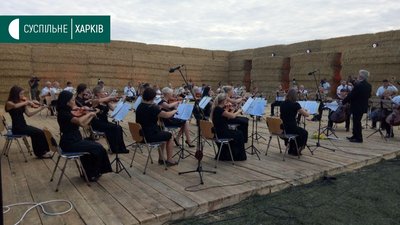 Попурі для хліборобів: у полі на Харківщині виступив симфонічний оркестр