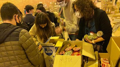 Влаштовують мітинги і збирають гуманітарку: як гуртуються українці в Іспанії