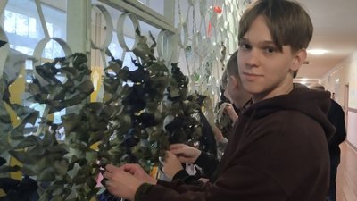 Учні та вчителі житомирського ліцею сплели для ЗСУ понад 150 сіток Учні та вчителі житомирського ліцею сплели для ЗСУ понад 150 сіток
