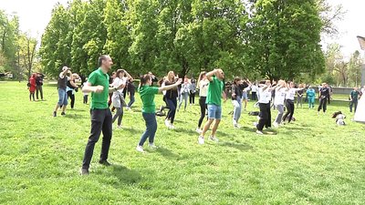 У Запоріжжі влаштували генеральне прибирання у "Дубовому гаю" У Запоріжжі влаштували генеральне прибирання у "Дубовому гаю"