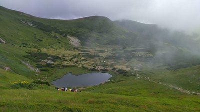У Карпатах десятеро волонтерів прибирають Несамовите У Карпатах десятеро волонтерів прибирають Несамовите