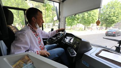 У Львові скульптури левів та античні статуї одягнули у вишиванки