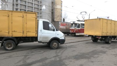 У Харкові трамвай зіткнувся з вантажівкою — автомобіль перекинувся У Харкові трамвай зіткнувся з вантажівкою — автомобіль перекинувся
