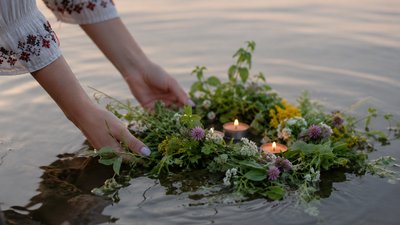 Люди стрибають через вогнище